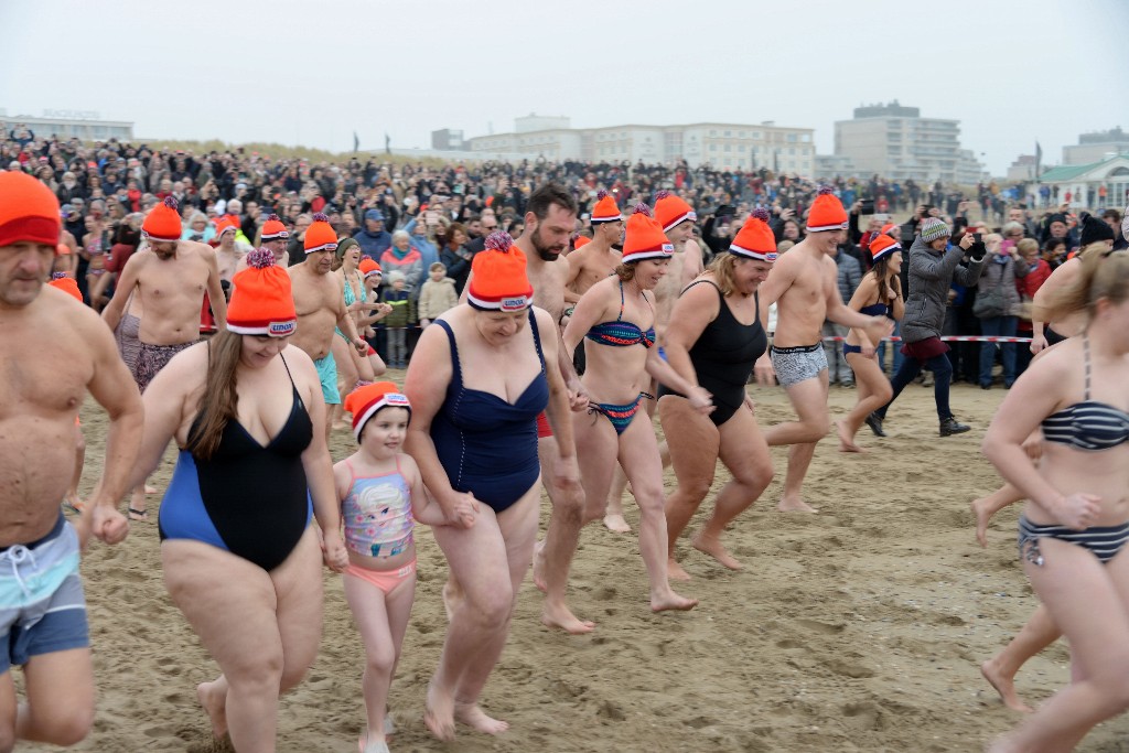 ../Images/Nieuwjaarsduik Noordwijk 2020 062.jpg